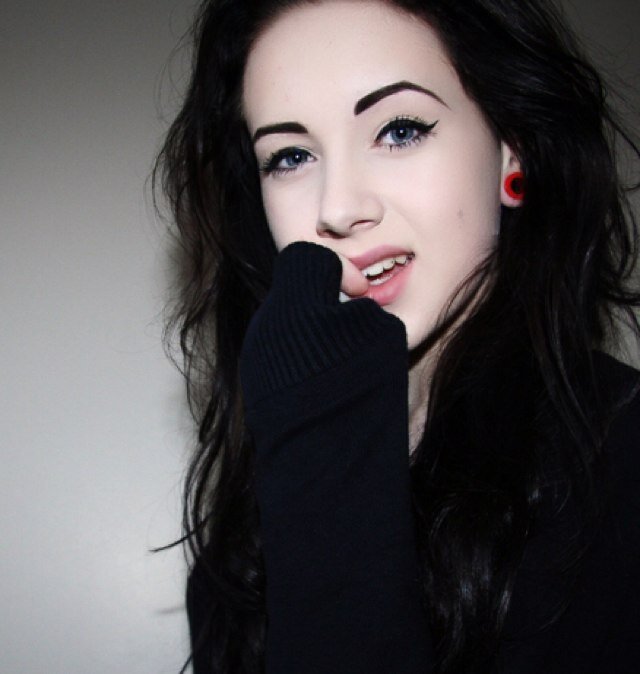 My name is Chandra. I'm 19 and pregnant. I love making friends, though many friends don't like me. {Roleplay}