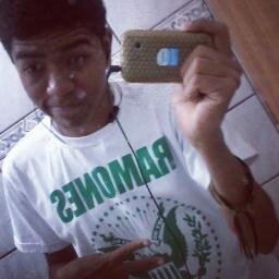 15 anos,uberlandense,santista,que curti conhecer novas pessoas,musica,festas,amizades,Rock ,Reggae,rap... Segue ae !!!