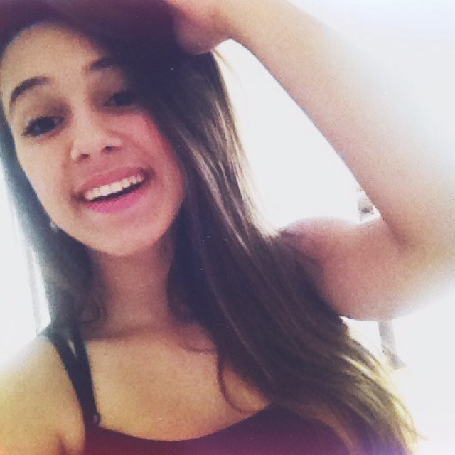 A gente perde muito tempo se anunciando, dizendo que faz e acontece, quando na verdade o que precisamos, ora, é viver. (Martha Medeiros)