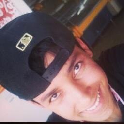 Você é meu refugio, minha alegria é ao seu lado que eu me sinto bem, quero ser o motivo do seu sorriso, ser sua alegria, assim como você é a minha Eu te amo ♥