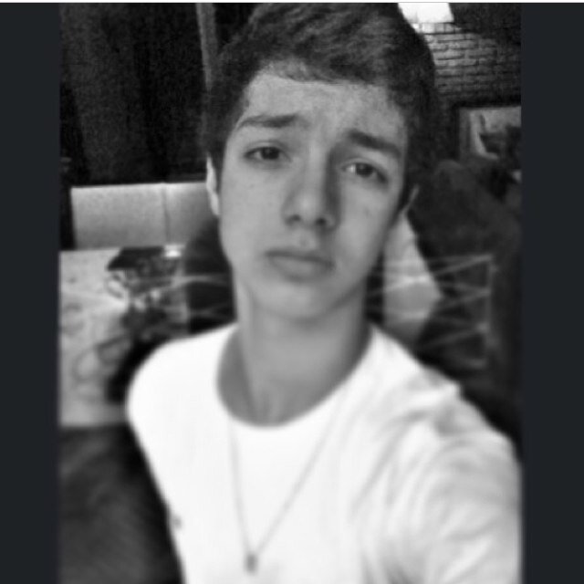 13 anos, futebol, xbox, amigos, festas e exaltamaniaco. Sigam me os inuteis
