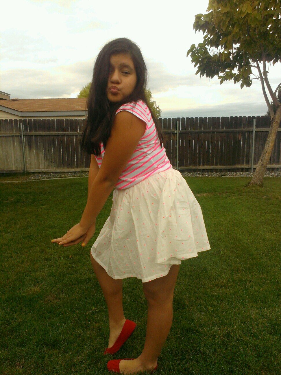 heyy you! i love my phone, basketball, texting, friends, makeup. I'm that kinda girl who's always in the mood for gossip! and post the CRAZIEST things evaaa!!