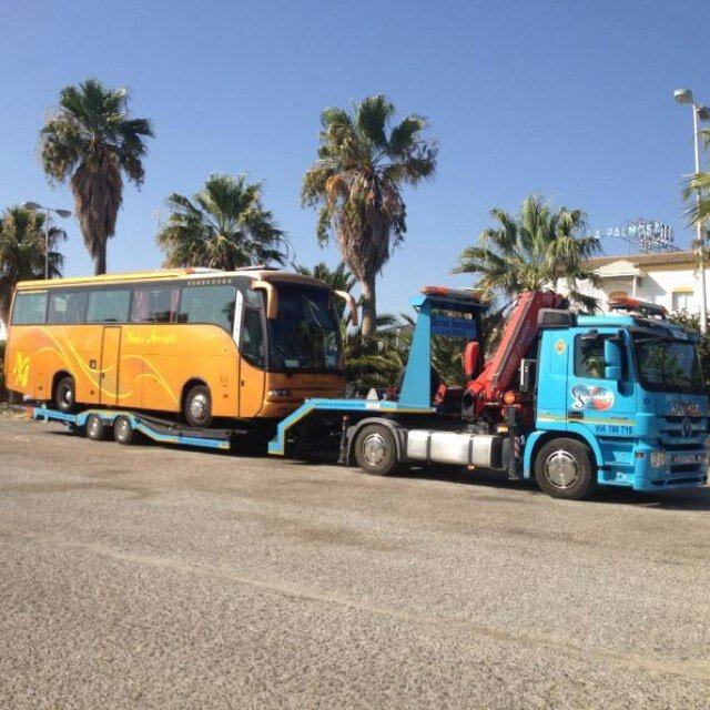 Asistencia en carretera las 24 horas del dia, los 365 dias del año. Grúas para todo tipo de vehiculos (coches, motos, furgones, camiones, autobuses)