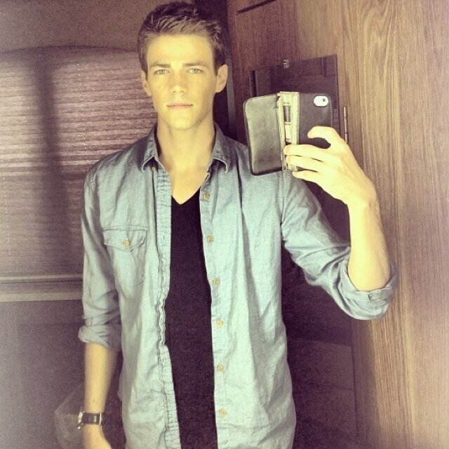 Sebastian Smythe, Dalton Academy's the most sexiest, cockiest gay guy you've ever met. If you think you're hot, call me maybe. Free|18+|Gay