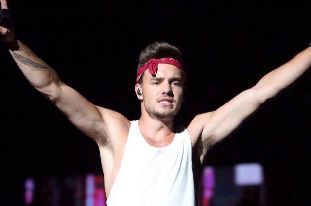 Here's a free follow ! Now if you could just do me a huge favor and follow @ohdamnitslarry , that would be amazing . THANKS 3