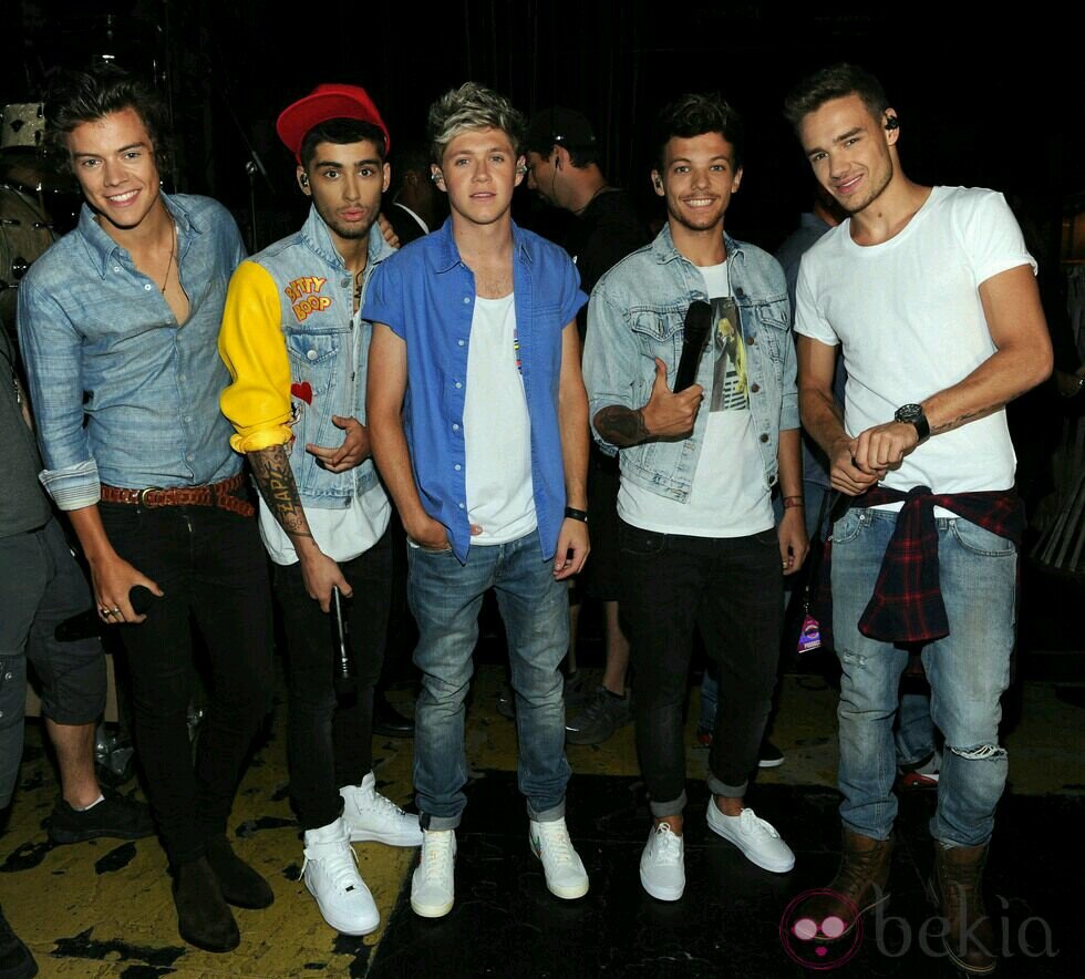 hola chicas, como todas sabemos hay demasiadas idea para WWAT, así que hemos pensado en crear un twitter para proponer ideas y votas. DINFUNDIR CUENTA.