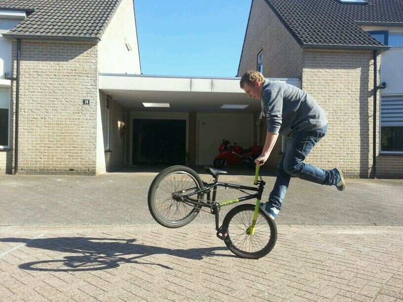bmxen, chillen met me vrienden, niksen, freerunnen,