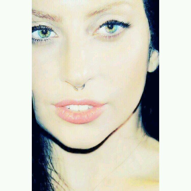 distanza vuol dire così poco quando qualcuno significa così tanto.  @ciastiinseyes || @_kingmonster_ .