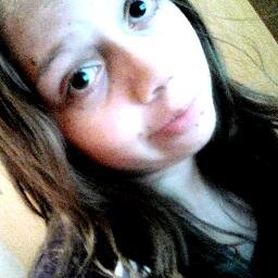 Rockeira, 15 anos, amo ler, fanática p/ sorvete, estou apenas buscando ser feliz sem ligar para o que os outros pensam, se quiser me conhecer melhor é só seguir