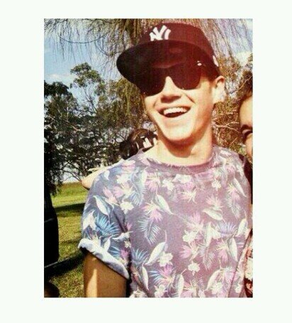 Querer tocar los rizos a Harry. El trasero a Louis. Querer abrazar a Niall. Chocar esos 5 con Liam. Y besar a Zayn / 22demayo