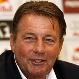 Na het ontslag van Gertjan Verbeek moet Co Adriaanse de nieuwe hoofdtrainer worden van AZ. Help mee met onze actie! Volg en Promoot! #AdriaansenaarAZ