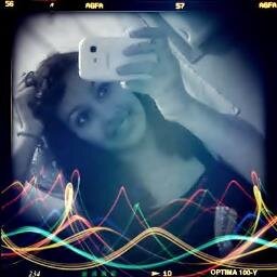 “Me leva nos braços, me leva nos olhos, me leva do jeito que você for, seja nas asas de um beija flor ou nas promessas de um sonhador“
(: 33