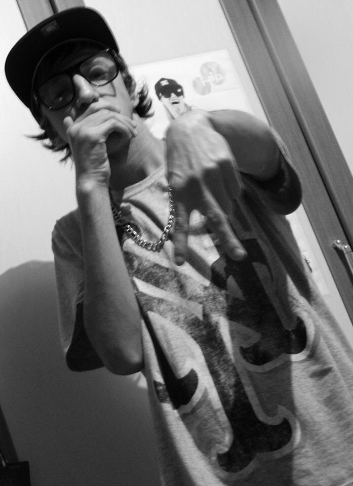Esse é um fc dedicado a um menino mto talentoso, e persistente em tudo q faz , e ele merece. Zack eu te amo magrelito 3 . Oficializado dia : 29/09/13