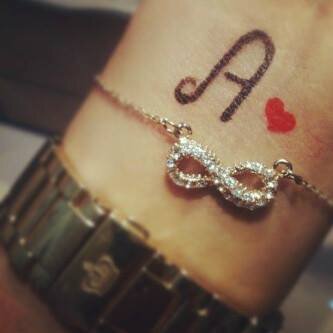 I'm a simple person who hides thousands of feeling behind one wide happy smile☺  #AwesomE♡                                         #Music♬