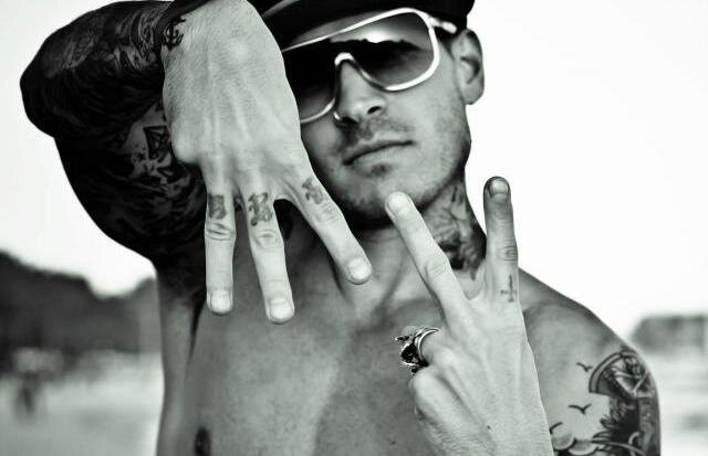 Eu amo , Mateus Verdelho sim muitas pessoas me julgam por isso mais debaixo daquelas maloqueiras tatos tem um grande home e só um fã de verdade sabe :)