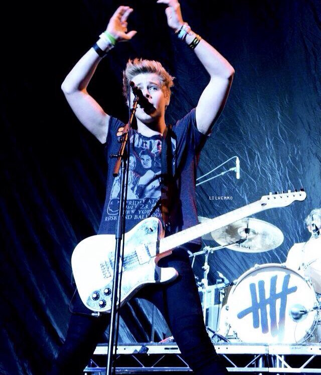 Hi hello! You are so beautiful dont forget that okay? Im here and i love you so much. Follow @calumftpizza