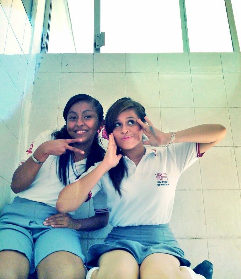 Lα perfección es aburridα. No lα busques, disfrutα de los pequeños errores, αprende de ellos... Yo no se vivir, simplemente estoy improvisando☺
