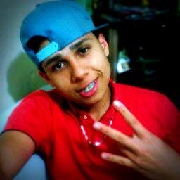 Bom,o que eu posso falar de mim é que eu sou tímido,alegre,feliz,acho que sou legal,perco a paciência muito fácil,enfim,esse sou, ;)