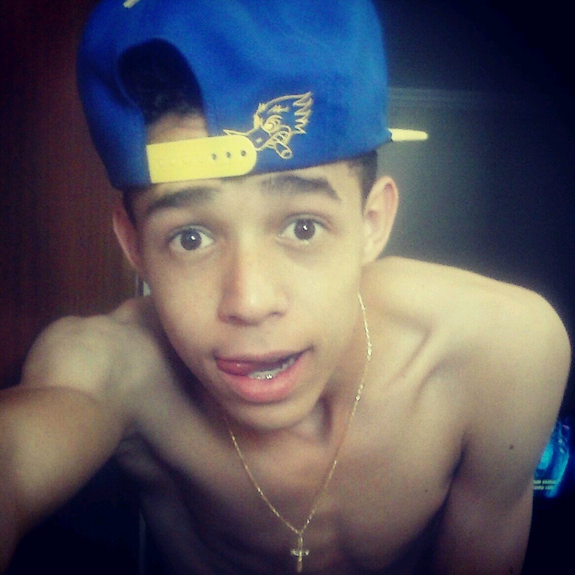 - Idade 16, sk8, lindo, free step, rap e se quiser saber mais é só seguir.