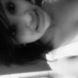 Gorda ,chata ,anti-social ,feia ,sou eu ;33
