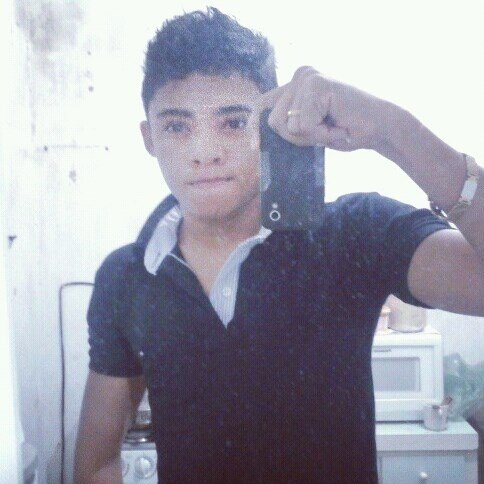 Viver amando, amar sofrendo, sofrer calando e sempre sorrindo.
