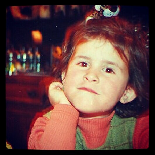 Loca, feliz y sonriente hoy. Estúpida, triste y llorona mañana.