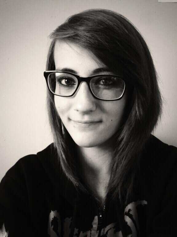 im christie 15 and bi im a total weirdo i love linkin park,asking alexandria,paramore,betwen the trees,bmth,ptv,slipknot,5fdp