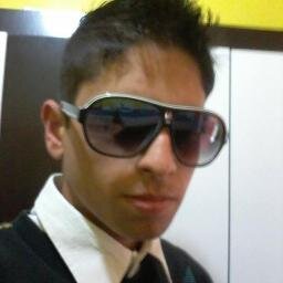 Sou legal. sincero e extrovertido.. adoro ouvir musica bem alto e sou magro