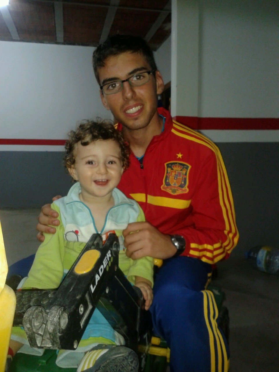 Soy una persona cariñosa, me gusta estar con mis amigos y practicar todo tipo de deporte.