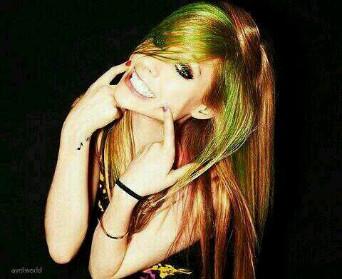 29 (aunque parece que tengo 17) Mother fucker princess. 《Here's to never growing up》