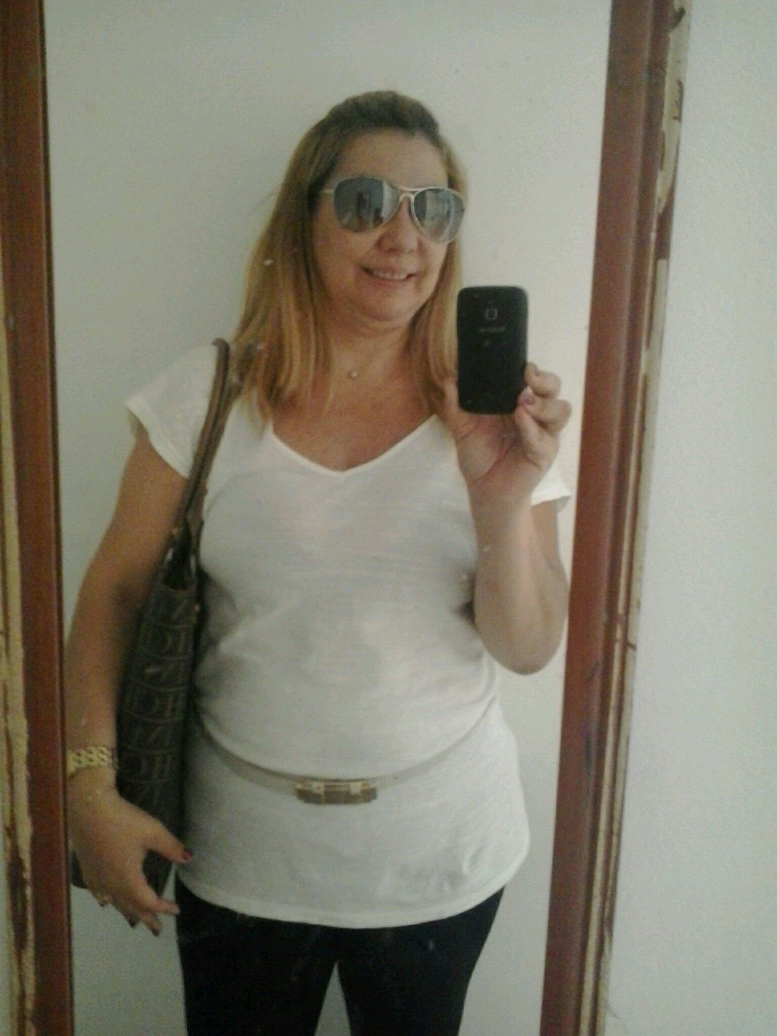 Sou uma mulher,  esposa e mãe. amo o que sou, amo servir ao SENHOR.