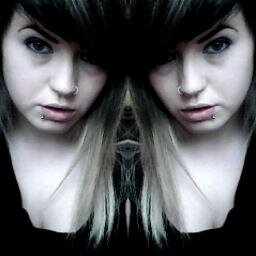 18   |   Photographer.              i like bands that roar.