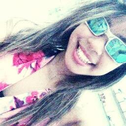 Sou ciumenta, boba, insegura, romântica, chorona, mandona, orgulhosa, irônica, sonhadora, exagerada e dramática. Gostou? Follow-me. *o*