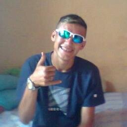 Jamais abra mão do seu caráter, dos seus valores, daquilo que você acredita. Seja sempre você irmão e foda-se os filhos da puta.
