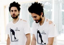 Um dos milhares de FC's que existem para o 30STM. Estou aqui somente para expressar meu amor por essa banda que mudou a minha vida. Twitter pessoal: @Crl_laura