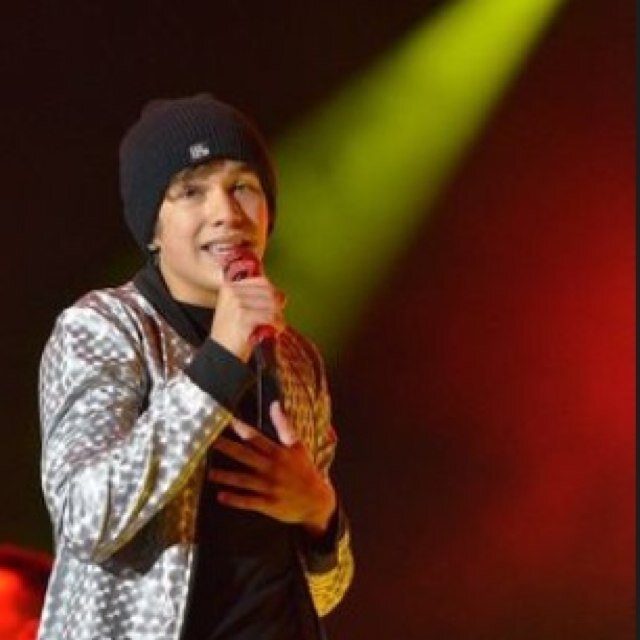 In love with Austin Mahone, Ross Lynch and of course the lovely One Direction!