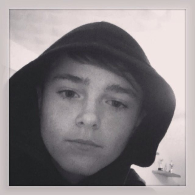 Hi in clan RaZe play football as left back play rugby and karate follow me and i follow back and u can follow me on instagram