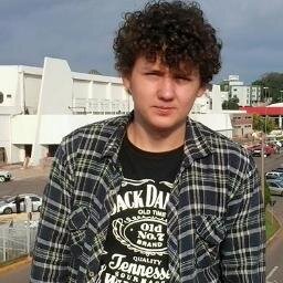 Ator famoso e bem sucedido! tah, não é meu caso,mas sou gente boa ;D  -Baixista na  banda The Lenner's                        Skype:Gabriellenner