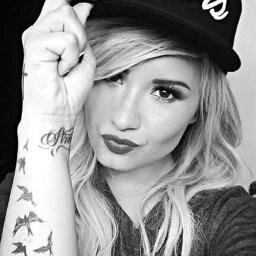 Bom sei Lá Vida! Qe Se Foda Tudo!!!! A Vida Ta Otima! Adoro Demi i One Direction! Ñ Sou FÃ CLUBE d ngm! Sou só eu msm! ;) Se quiser me segui ae! Bijus Na Bunda!