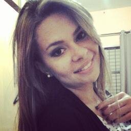 18 anos, virgeriana, 27/08/95, apaixonada, sonhadora,boba. Ama o namorado,família, DEUS e amigos.