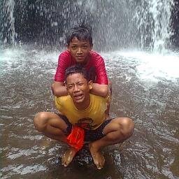 Apik an, jujur, pengerten, ga tau goro, baik, lucu wes pokok e, pandai, rajin menabung :v