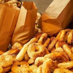 Fabricamos auténticos Bagels al estilo Montreal, encuéntranos en Diagonal Oriente 1915, Ñuñoa o llámanos al 22092560
