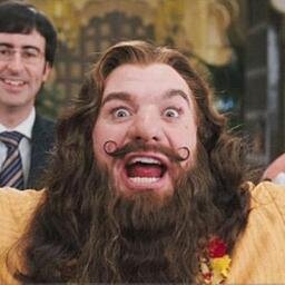 Constructores de cohetes, expertos en pizza, amantes de los enanos y de tu sonrisa.