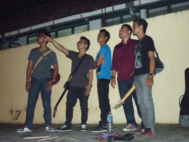 Band Jogja • Berdiri : 10 - 10 - 2010 • Genre : Pop • Yoga DP (Vocal) • Soko W (Bass) • @putrasmashitem (Gitar) • Ganda P (Gitar) • Iphul (Drum)