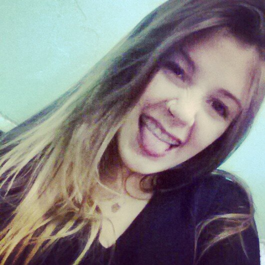 Aquariana, 16 anos, complicada, ciumenta, chata, antipática, grossa, poreeeeem perfeita!! ;)