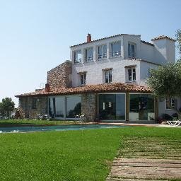 Una casa que ha crecido durante décadas.Peculiar por su situación envidiable. Fabulosas vistas al mar y Les Medes.Gran terreno. Alq.vacacional o localización.