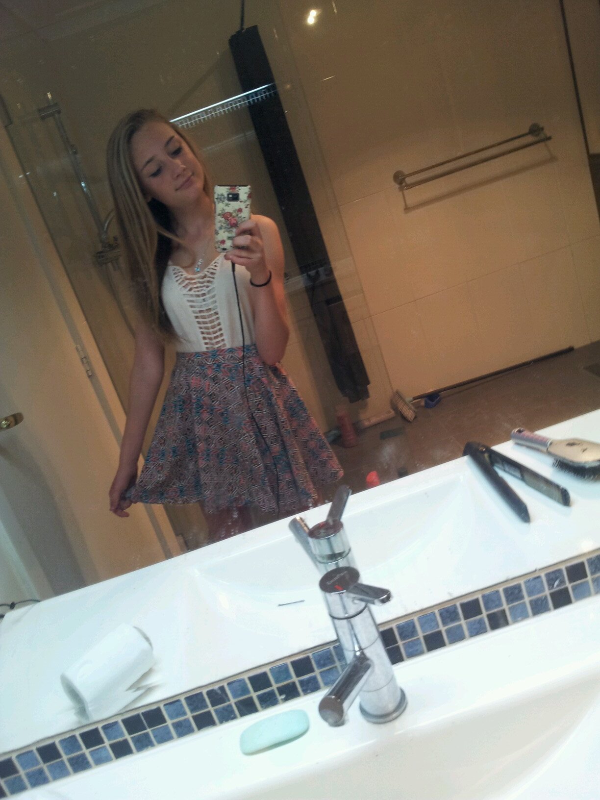 im 13 love the beach and pandas!! follow me I follow back :)