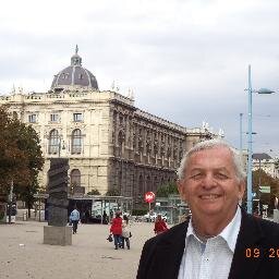 Médico cirurgião geral.Estudou na FMUFPE formado em 1974.