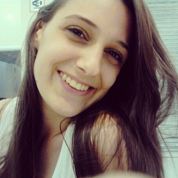 Escute sempre seu coração ele geralmente te leva ao caminho da felicidade, pois a razão nada entende de sentimentos.