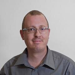 Gardien des règles communautaires sur Facebook & X. Si ton post a disparu, c’est sûrement moi. Ou l’algorithme. Mais surtout moi.